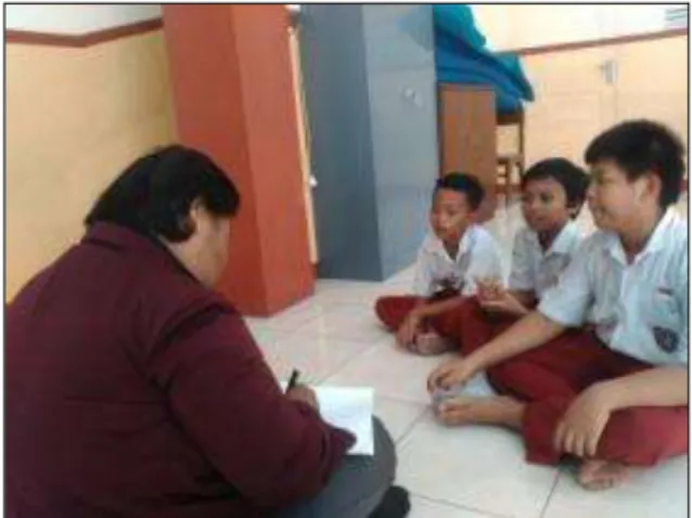 Gambar 5.  Wawancara dengan siswa kelas 5B 