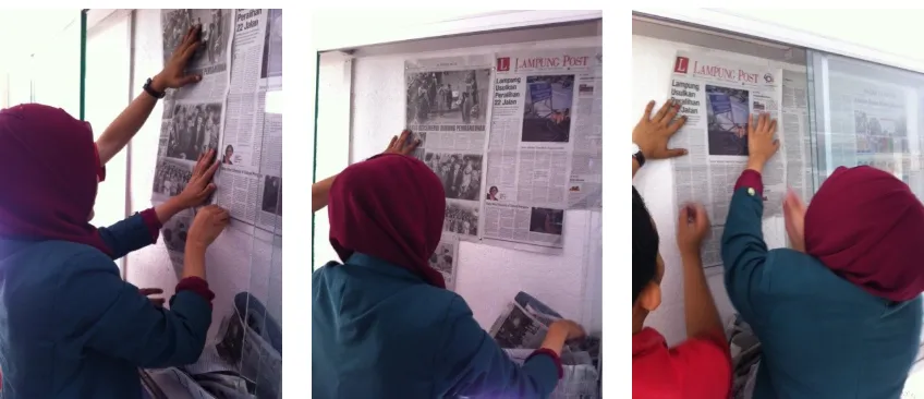 Gambar 4.1 Menempelkan Berita mengenai Pemerintahan Provinsi Lampung dari Media Cetak di Provinsi Lampung di Mading Diskominfo.