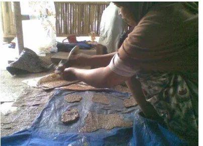 Gambar 2.7  Hasil Jadi dari Kambil secukil atau kopi pecah (Khas Batik Bayat) (Sumber : Hasil Observasi di Batik Purwanti, 2014) 