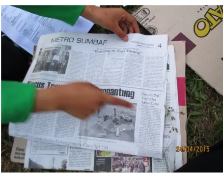 Gambar 6. Proses peletakan tanaman di atas koran (Azhari, 2015)