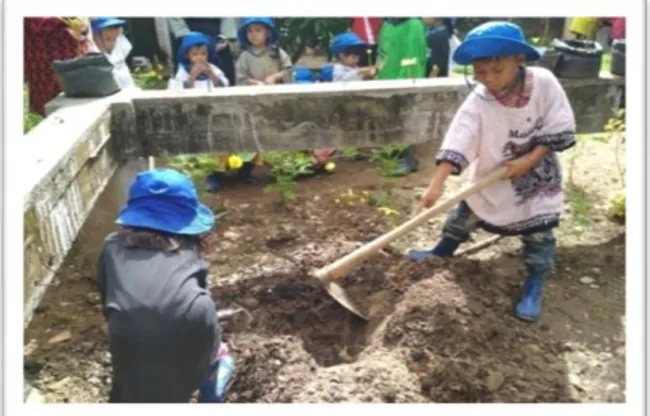 Gambar 11 : anak menggali tanah untuk penguraian pupuk kompos 