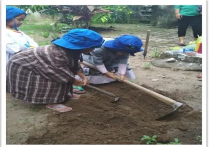 Foto 6 : anak menggali tanah untuk menanam pohon 
