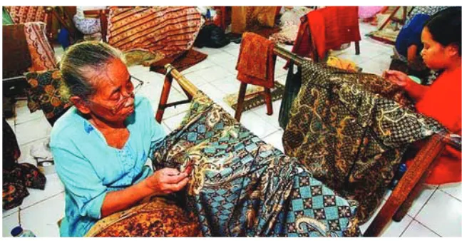 Gambar 7.4 Setelah ditetapkan oleh UNESCO bahwa batik merupakan warisan budaya Indonesia maka batik dapat berdaya saing dalam perdagangan.