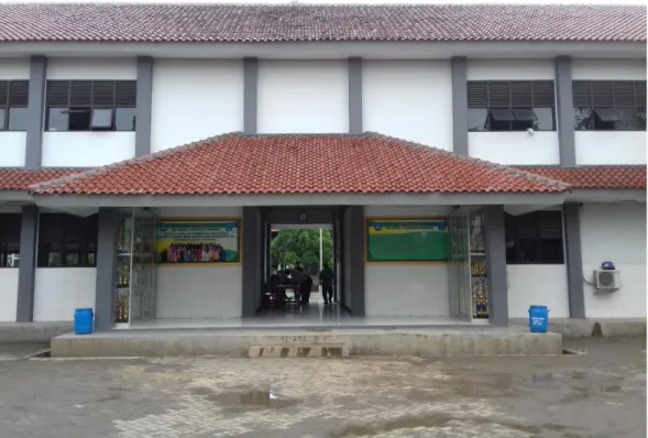 Foto gedung utama sekolah yang menghadap langsung ke arah pintu gerbang  sekolah, dimana terdapat sebuah ruang lobby yang berada di tengah gedung 