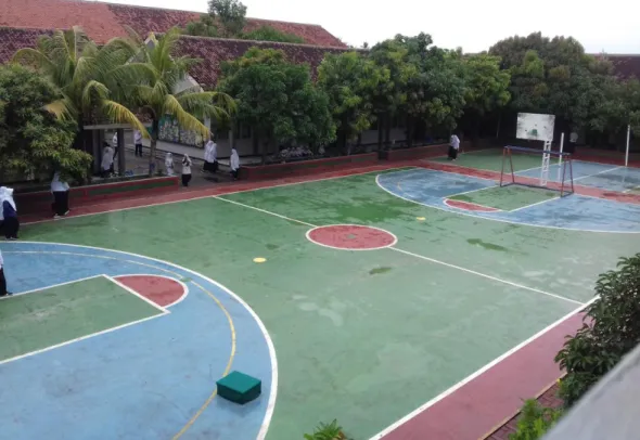 Foto lapangan olahraga yang berada di tengah-tengah gedung sekolah dan  merupakan titik pusat ari tata ruang sekolah yang bentuknya menyerupai persegi 