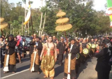 Gambar 4. Barisan Kirab Pusaka Sunan Kumpul  Nilai-nilai budaya yang terdapat dalam kirab Pusaka Sunan Kumbul yaitu: 