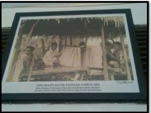 Gambar 11:  Foto Pengrajin (Laki-laki) Batik Paoman Indramayu Tahun 1922 (Sumber: Dinas Perindustrian Kabupaten Indramayu) 