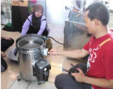 Gambar 3. Tim  pelaksana pengabdian memperagakan produksi keripik  dengan vacuum frying