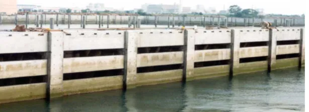 Gambar 1. Contoh aplikasi penggunaan perforated breakwater (Raffles Marina Wharf / Breakwater Singapura) (Bloxam, M., 2003) 