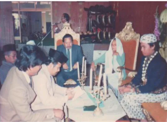 Gambar 3. Pada saat akad nikah Tiba  di  masjid,  kedua  mempelai  duduk  bersanding  diapit  oleh  orang  tua  mereka