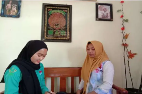 Foto 3. Wawancara Peneliti Dengan Ibu Sofie Mutmainah Selaku Wali Murid Kelompok  B RA Jauharotul Mualimin Gayau Sakti 