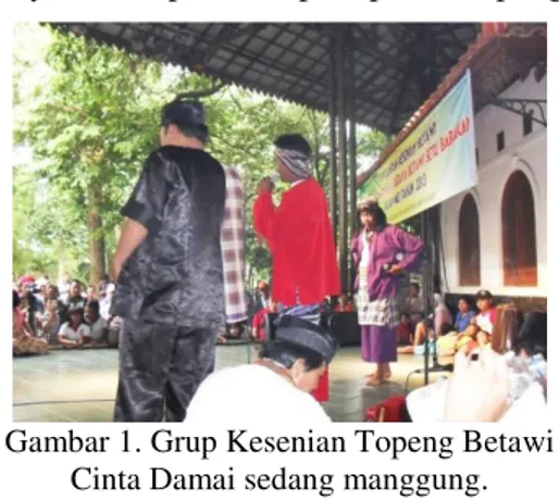 Gambar 1. Grup Kesenian Topeng Betawi  Cinta Damai sedang manggung.  Sumber: Dok. BPNB Bandung 2014 