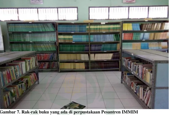 Gambar 7. Rak-rak buku yang ada di perpustakaan Pesantren IMMIM  Putra Makassar 