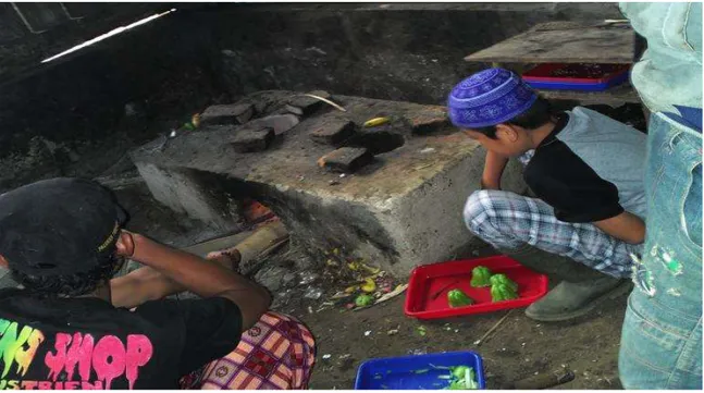Gambar 4.2. Santri tengah mempersiapkan makanan untuk mereka sendiri. Berdikari adalah  sebuah  sikap  asas  para  santri