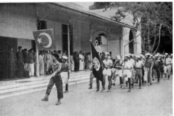 Gambar 3.9 Parade Laskar  Hizbullah di Istana 