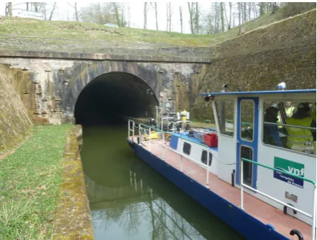 Figure 1. View of the barge supporting the modular acquisitionsystem, on the experimental site.