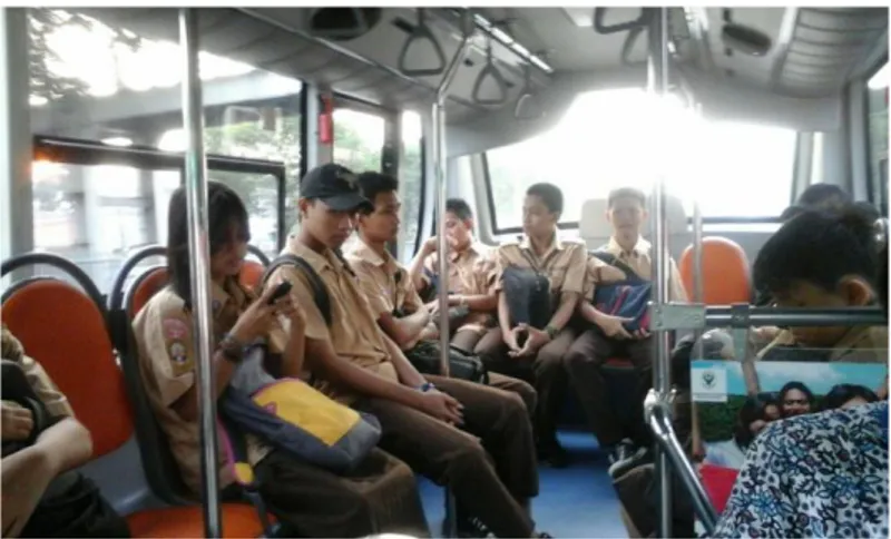 Gambar  4. 5 Penumpang  Bus Sekolah Terlihat  Nyaman  Selama  di  Dalam  Bus 