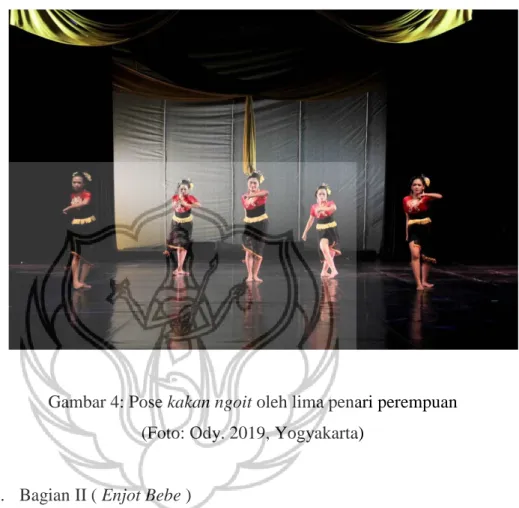 Gambar 4: Pose kakan ngoit oleh lima penari perempuan   (Foto: Ody. 2019, Yogyakarta) 