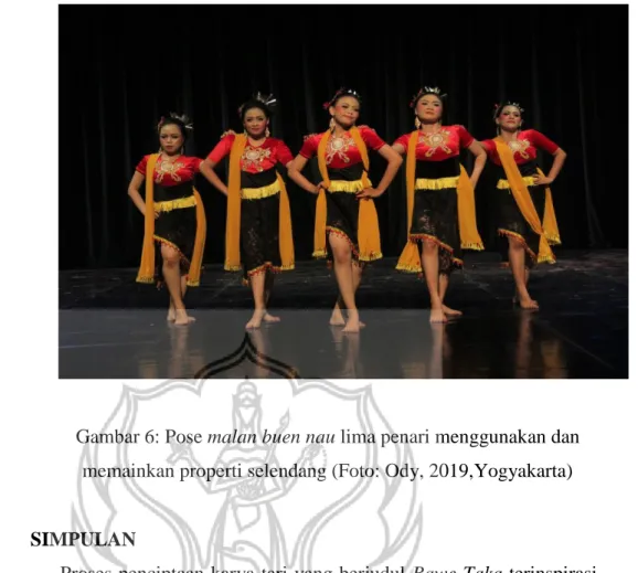 Gambar 6: Pose malan buen nau lima penari menggunakan dan  memainkan properti selendang (Foto: Ody, 2019,Yogyakarta) 