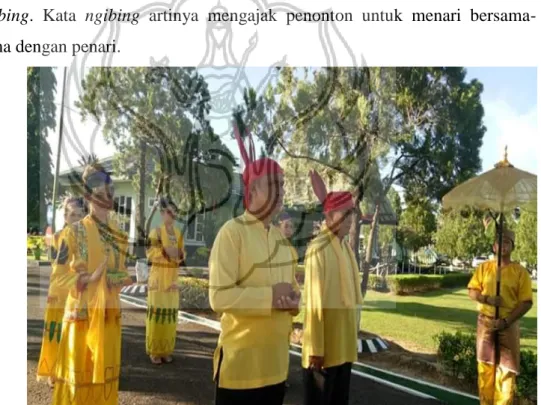 Gambar 1: Tari Ronggeng Paser dilibatkan  pada acara penyambutan  oleh sanggar Dayang Regok 