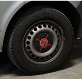 Figure 4: Rim centres (red cross) are used as ground controlpoints for the transformation into the vehicle coordinate system.The emblem of the car manufacturer is often placed in the rimcenter providing a clear deﬁned central point.