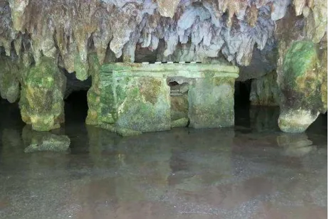 Figure 1. Well preserved shrine in a partially inundated cave known as “Aluxes” (photo by D