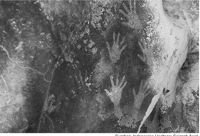 Gambar 2.1 Kehidupan pra sejarah tidak meninggalkan tulisan melainkan artefak-artefak budaya nonaksara seperti cap tangan pada dinding gua Leang-leang di Sulawesi Selatan.