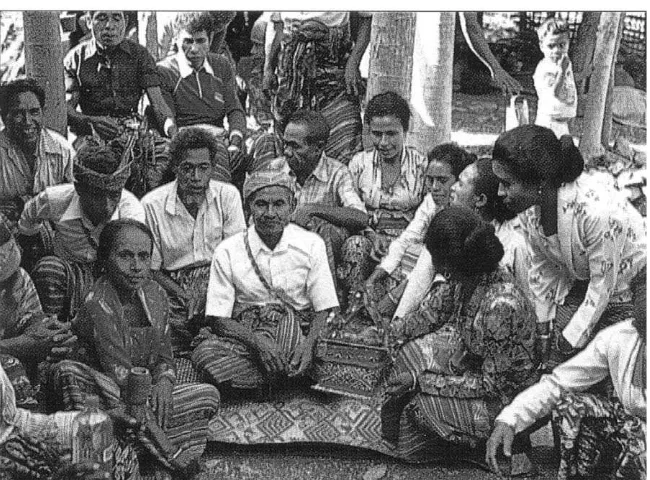 Gambar 2.2 Seorang Timor dari suku Nabuasa, Nusa Tenggara, tinggal mencerita-kan kembali asal-usul sukunya tetua (Tradisi lisan).