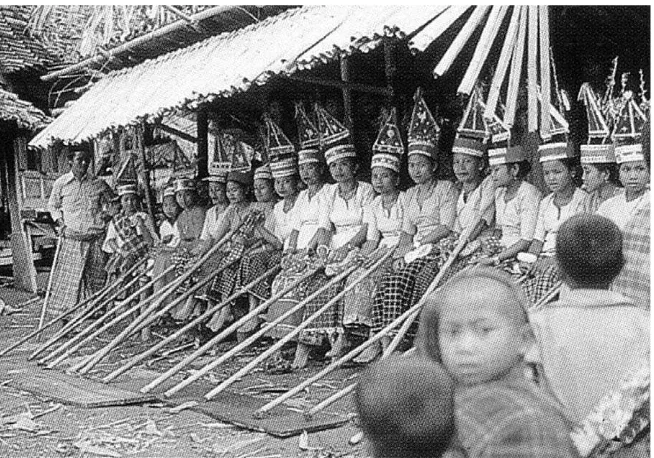 Gambar 2.6 Di Toraja, kaum wanita berperan dalam ritual pemujaan terhadap dewa dan leluhur pada acara Ma’bua.