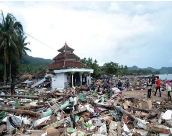 Gambar 6. Kunjungan Pengabdian Masyarakat korban  Tsunami Rumah  perkampungan hancur di  Banten (Sumber: Dokumentasi, 2019)  Inventarisasi Kerugian yang terjadi pada tsunami selat sunda Korban  meninggal dunia  