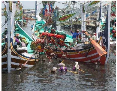Gambar 2.19  Para Nelayan yang Melakukan Bongkar Muat Hasil 