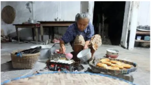 Gambar 2. Aktivitas Pembuatan Kue Tradisional. (Latief, 2017)