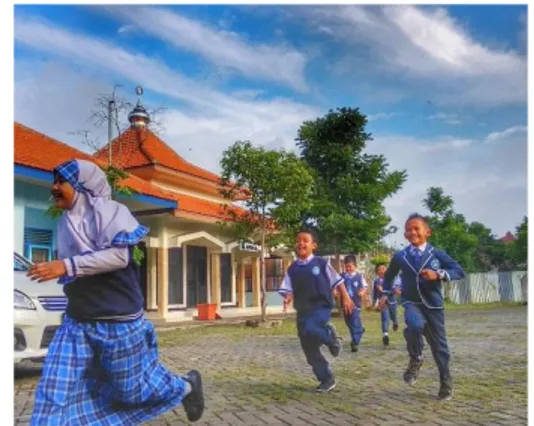 Gambar 1 Aktivitas Bermain Anak Sekolah Dasar Laboratorium  Universitas Nusantara PGRI Kediri 