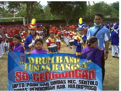 Gambar 3.8 Pasukan Drum band SDN  Gembongan saat mengikuti karnaval. 