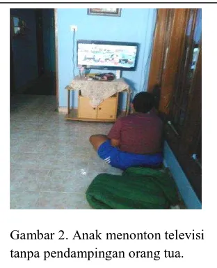 Gambar 2. Anak menonton televisi tanpa pendampingan orang tua. 