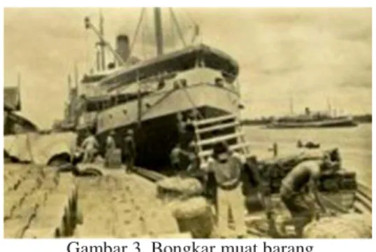 Gambar 3. Bongkar muat barang                              di pelabuhan Pontianak, 1915