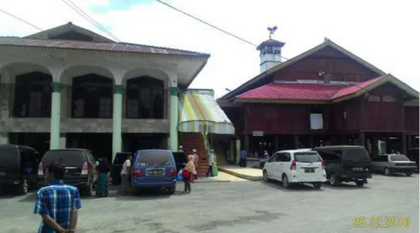 Gambar bangunan Nosa ( sebelah kiri) dan bngunan madrasah (sebelah kanan),  tampak dari depan