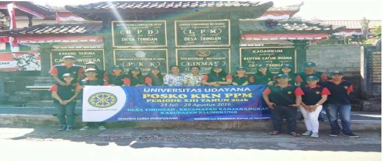 Gambar 1 Pengecekan jentik-jentik nyamuk dirumah warga Desa Tihingan 