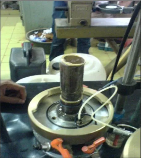 Gambar 2.2 Proses pengeluaran sampel uji dari silinder uji (kiri) dan sampel uji yang telah jadi  (kanan)  