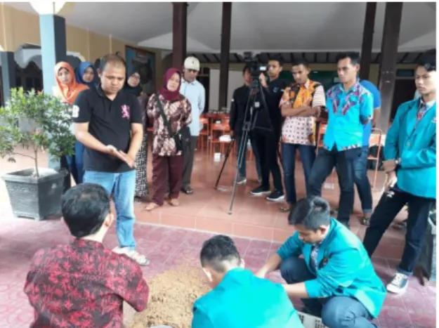 Gambar  3.  Pelatihan  pembuatan  baglog  jamur tiram 