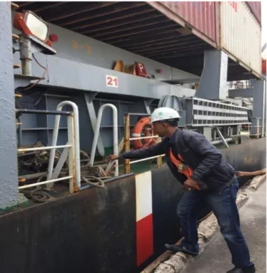 Gambar 1.  Pada saat pembukaan palka, tangga yang curam pada saat pekerja           melompat ke kapal 