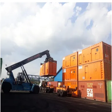 Gambar 10. Proses cargodoring, operator alat berat memindahkan container dari             atas truk ke tumpukkan container yang berada di lapangan               penumpukan