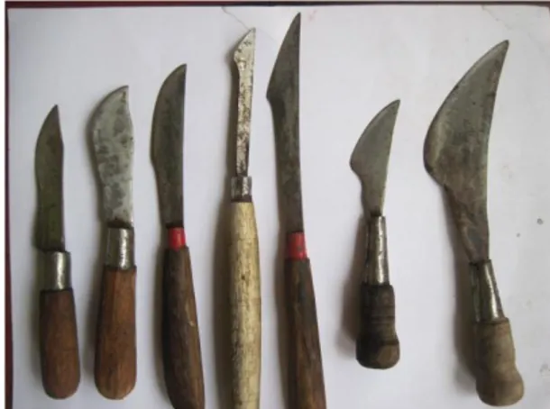 Gambar 12. Jenis pisau dan pangot untuk  mengukir topeng di Desa Kedungmonggo 