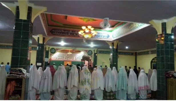 Gambar 5. Shalat Magrib Secara Berjamaah Masjid Menaratul Munir   Desa Bajiminasa 