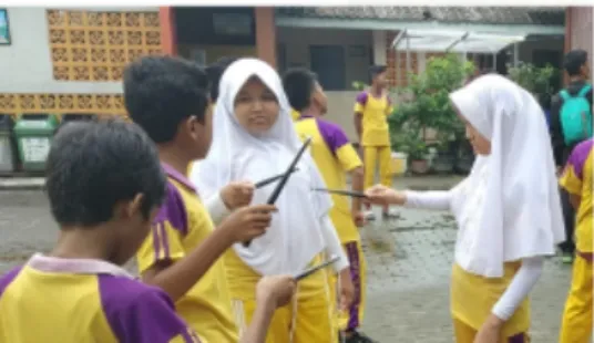 Gambar 7. Praktek Permainan Tradisional Gasing  dengan Tim PKM M 