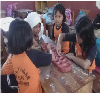 Gambar 1.  Siswa bermain congklak  (2) Engklek 
