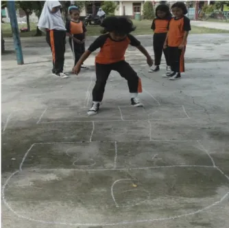 Gambar 2. Siswa bermain englek  (3) Bekel 