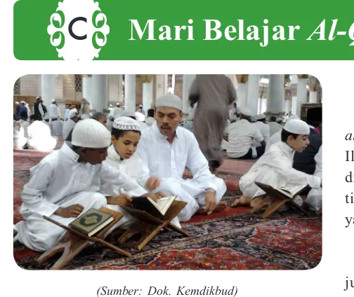 Gambar 1.2. guru sedang mengajar ngaji di masjid Madinah.