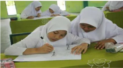 Foto 18. Siswi yang sedang belajar Al-Khot (Kaligrafi) 