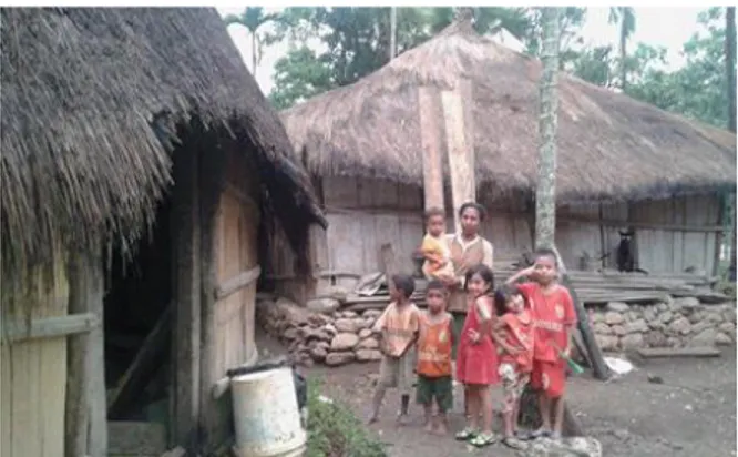 Gambar 1. Anak-Anak dan Ibu Desa Bosen  Untuk membantu pemahaman tentang  gizi,  pemerintah  Provinsi  NTT  telah  memperkuat  Pos  Pelayanan  Terpadu  (Posyandu)  agar  Posyandu  mempunyai 